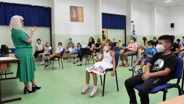 ЂАЦИ НЕ МОГУ БЕЗ ТАБЛЕ И УЧИТЕЉА: Просветари и родитељи поздрављају предлог Министарства просвете за почетак нове школске године ЂАЦИ НЕ МОГУ БЕЗ ТАБЛЕ И УЧИТЕЉА: Просветари и родитељи поздрављају предлог Министарства просвете за почетак нове школске године