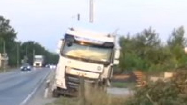 САОБРАЋАЈНА НЕСРЕЋА КОД БУБАЊ ПОТОКА: Судар камиона из Турске и аутомобила САОБРАЋАЈНА НЕСРЕЋА КОД БУБАЊ ПОТОКА: Судар камиона из Турске и аутомобила