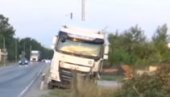 SAOBRAĆAJNA NESREĆA KOD BUBANJ POTOKA: Sudar kamiona iz Turske i automobila SAOBRAĆAJNA NESREĆA KOD BUBANJ POTOKA: Sudar kamiona iz Turske i automobila