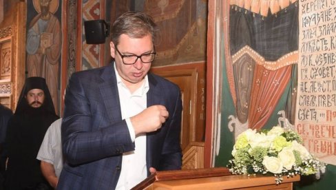 ВУЧИЋ ПОСЕТИО МАНАСТИР ТУМАНЕ: Готово невероватан призор испред светиње ВУЧИЋ ПОСЕТИО МАНАСТИР ТУМАНЕ: Готово невероватан призор испред светиње