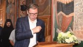 ВУЧИЋ ПОСЕТИО МАНАСТИР ТУМАНЕ: Готово невероватан призор испред светиње ВУЧИЋ ПОСЕТИО МАНАСТИР ТУМАНЕ: Готово невероватан призор испред светиње