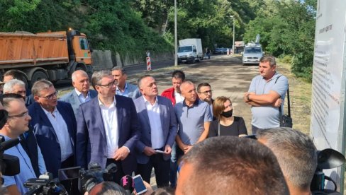 ВУЧИЋ ПОРУЧИО: Путеви, путеви и опет путеви! Живела Србија! ВУЧИЋ ПОРУЧИО: Путеви, путеви и опет путеви! Живела Србија!