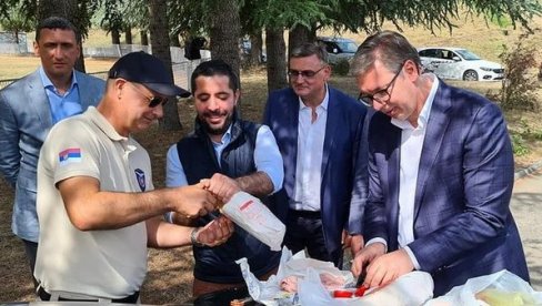 СЛИКА КОЈА СЕ РЕТКО ВИЂА: Председник Вучић доручкује на гепеку аутомобила СЛИКА КОЈА СЕ РЕТКО ВИЂА: Председник Вучић доручкује на гепеку аутомобила
