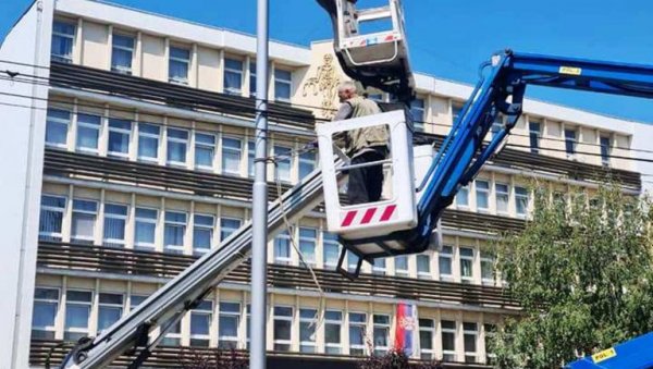 ЈАВНА РАСВЕТА У ПАРАЋИНУ: Дирекције за изградњу мења стубове оштећене у недавним саобраћајним незгодама ЈАВНА РАСВЕТА У ПАРАЋИНУ: Дирекције за изградњу мења стубове оштећене у недавним саобраћајним незгодама