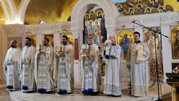 ПРОТИНИМ ПРЕГАЛАШТВОМ НИКЛЕ ДВЕ БОГОМОЉЕ: Свештеник Стојадин Павловић на јединствен начин спојио Дивчибаре и чувени Мачков камен ПРОТИНИМ ПРЕГАЛАШТВОМ НИКЛЕ ДВЕ БОГОМОЉЕ: Свештеник Стојадин Павловић на јединствен начин спојио Дивчибаре и чувени Мачков камен