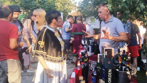 ОДЛИЧНА ВИНА ИЗ РЕГИОНА „ТРИ МОРАВЕ“: Параћинци уживали у бесплатној дегустацији на 5. Винској променади (ФОТО) ОДЛИЧНА ВИНА ИЗ РЕГИОНА „ТРИ МОРАВЕ“: Параћинци уживали у бесплатној дегустацији на 5. Винској променади (ФОТО)