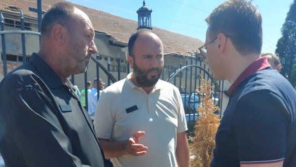 НЕМАТЕ НИКОГ БЛИЖЕГ ОД СВОЈЕ ДРЖАВЕ: Петковић разговарао са Србином ком је у пожару изгорела имовина НЕМАТЕ НИКОГ БЛИЖЕГ ОД СВОЈЕ ДРЖАВЕ: Петковић разговарао са Србином ком је у пожару изгорела имовина