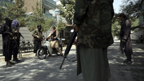 ЈОШ СЕДАМ ЉУДИ ПОГИНУЛО У КАБУЛУ: Хаос на аеродрому у Авганистану - Хиљаде људи желе да напусти земљу! ЈОШ СЕДАМ ЉУДИ ПОГИНУЛО У КАБУЛУ: Хаос на аеродрому у Авганистану - Хиљаде људи желе да напусти земљу!