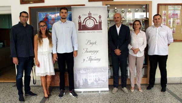 СТИПЕНДИЈА ЗА УЧЕНИКА ГЕНЕРАЦИЈЕ: Требињска Гимназија Јован Дучић прославља велики јубилеј 100 година постојања СТИПЕНДИЈА ЗА УЧЕНИКА ГЕНЕРАЦИЈЕ: Требињска Гимназија Јован Дучић прославља велики јубилеј 100 година постојања