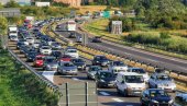 VELIKE GUŽVE NA ULAZU U BEOGRAD: Svi se vraćaju u grad - vozila mile (FOTO/VIDEO) VELIKE GUŽVE NA ULAZU U BEOGRAD: Svi se vraćaju u grad - vozila mile (FOTO/VIDEO)