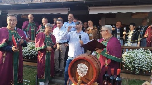 ВИТЕЗОВИ ПРЕПОЗНАЈУ ВИНА ВЕЗАНИХ ОЧИЈУ: У Параћину одржана 50. Винска променада ВИТЕЗОВИ ПРЕПОЗНАЈУ ВИНА ВЕЗАНИХ ОЧИЈУ: У Параћину одржана 50. Винска променада