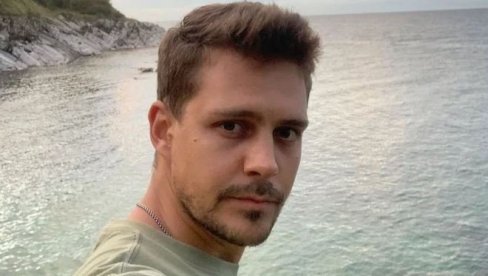 ПОШАО НА ДЕЈТ, ПА СЕ КОНСУЛТОВАО СА ФАНОВИМА Милош Биковић урнебесном фотографијом до суза насмејао пратиоце (ФОТО) ПОШАО НА ДЕЈТ, ПА СЕ КОНСУЛТОВАО СА ФАНОВИМА Милош Биковић урнебесном фотографијом до суза насмејао пратиоце (ФОТО)