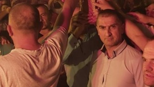 ВИ НИЈЕСТЕ ЉУДИ И ЈУНАЦИ: Славко Перошевић новом песмом одговорио на нападе комита ВИ НИЈЕСТЕ ЉУДИ И ЈУНАЦИ: Славко Перошевић новом песмом одговорио на нападе комита