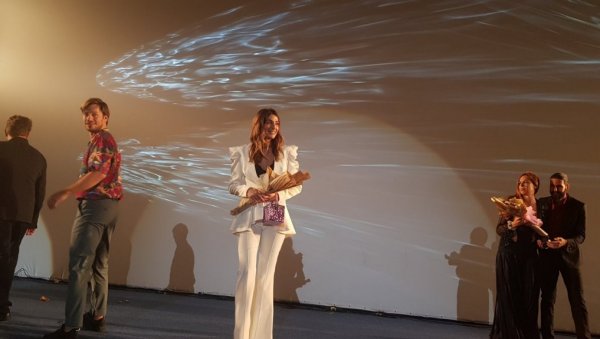 ДРУГО ВЕЧЕ ФИЛМСКИХ СУСРЕТА У НИШУ: Мали квар прекинуо пројекцију „Нечисте крви“ - публика ипак уживала (ФОТО/ВИДЕО) ДРУГО ВЕЧЕ ФИЛМСКИХ СУСРЕТА У НИШУ: Мали квар прекинуо пројекцију „Нечисте крви“ - публика ипак уживала (ФОТО/ВИДЕО)