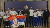 „ВИ СТЕ НАШИ ХЕРОЈИ“: Председник Вучић уручио Параолимпијском тиму заставу Србије (ВИДЕО) „ВИ СТЕ НАШИ ХЕРОЈИ“: Председник Вучић уручио Параолимпијском тиму заставу Србије (ВИДЕО)
