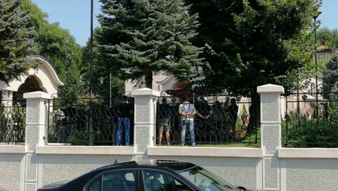 ОДРЖАНО ОПЕЛО ЗА ЛАЗАРА ВУКИЋЕВИЋА: Породица и пријатељи се окупили у Цркви Светог кнеза Лазара на Звездари (ФОТО) ОДРЖАНО ОПЕЛО ЗА ЛАЗАРА ВУКИЋЕВИЋА: Породица и пријатељи се окупили у Цркви Светог кнеза Лазара на Звездари (ФОТО)