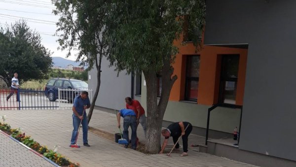 СПРЕМНО ДОЧЕКУЈУ ПОЧЕТАК ШКОЛСКЕ ГОДИНЕ: Акција генералног чишћења свих школских и предшколских установа на КиМ СПРЕМНО ДОЧЕКУЈУ ПОЧЕТАК ШКОЛСКЕ ГОДИНЕ: Акција генералног чишћења свих школских и предшколских установа на КиМ