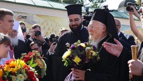 ŽESTOK DOČEK ZA VARTOLOMEJA U KIJEVU: Narod izašao na ulice, vaseljenski patrijarh prolazio sporednim ulicama (FOTO) ŽESTOK DOČEK ZA VARTOLOMEJA U KIJEVU: Narod izašao na ulice, vaseljenski patrijarh prolazio sporednim ulicama (FOTO)