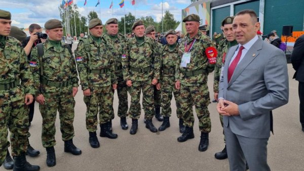 НА ДОСТОЈАН НАЧИН ПРЕДСТАВИТЕ СРБИЈУ: Вулин обишао припаднике наше армије, учеснике Тенковског биатлона (ФОТО) НА ДОСТОЈАН НАЧИН ПРЕДСТАВИТЕ СРБИЈУ: Вулин обишао припаднике наше армије, учеснике Тенковског биатлона (ФОТО)