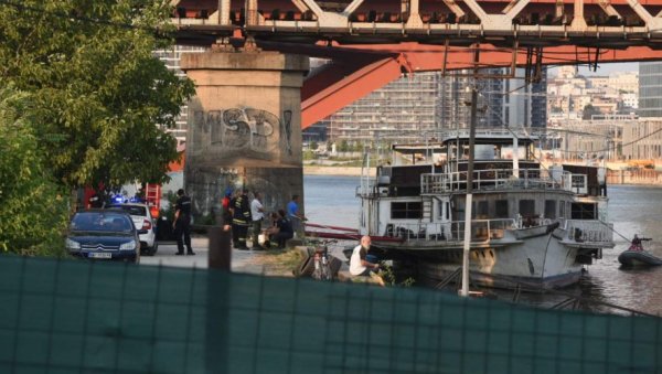 БРОД ЗАКАЧИО СТУБ СТАРОГ ЖЕЛЕЗНИЧКОГ МОСТА: Избио пожар, обустављен саобраћај код Газеле (ФОТО) БРОД ЗАКАЧИО СТУБ СТАРОГ ЖЕЛЕЗНИЧКОГ МОСТА: Избио пожар, обустављен саобраћај код Газеле (ФОТО)