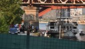 BROD ZAKAČIO STUB STAROG ŽELEZNIČKOG MOSTA: Izbio požar, obustavljen saobraćaj kod Gazele (FOTO)