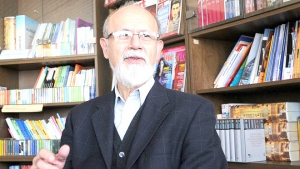 ЗАШТО ДРЖАВА НЕ ШТИТИ ЋИРИЛИЦУ: Залутали смо на путу у нигдину ЗАШТО ДРЖАВА НЕ ШТИТИ ЋИРИЛИЦУ: Залутали смо на путу у нигдину