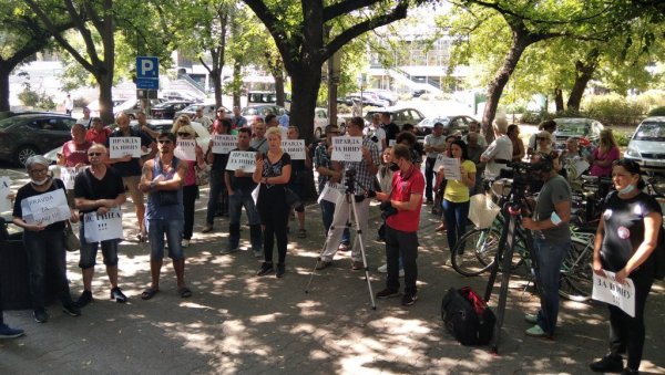 СУМЊАЈУ НА ПРОПУСТЕ У ПОСТУПКУ: Протест Правда за Нину испред новосадског суда СУМЊАЈУ НА ПРОПУСТЕ У ПОСТУПКУ: Протест Правда за Нину испред новосадског суда