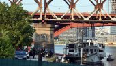 EPILOG NESREĆE KOD STAROG ŽELEZNIČKOG MOSTA: Brod zakačio instalacije, intervenisali vatrogasci EPILOG NESREĆE KOD STAROG ŽELEZNIČKOG MOSTA: Brod zakačio instalacije, intervenisali vatrogasci