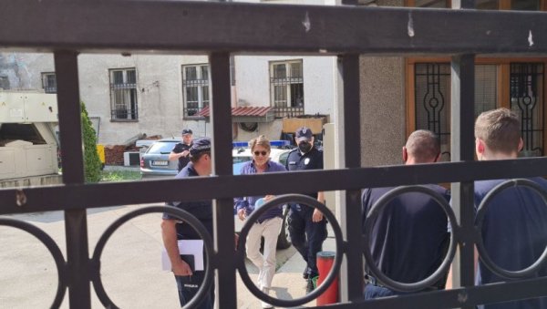 БЈЕЛОГРЛИЋ СТИГАО НА САСЛУШАЊЕ: Глумца у тужилаштво довела полиција (ФОТО) БЈЕЛОГРЛИЋ СТИГАО НА САСЛУШАЊЕ: Глумца у тужилаштво довела полиција (ФОТО)