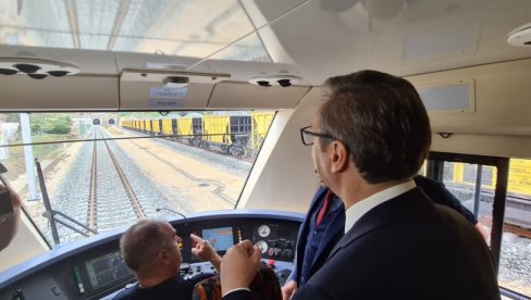 PRELAZAK IZ PROŠLOSTI U BUDUĆNOST: Predsednik objavio fotografiju iz voza - Ovo je drugačija, nova Srbija, drugo lice Srbije! PRELAZAK IZ PROŠLOSTI U BUDUĆNOST: Predsednik objavio fotografiju iz voza - Ovo je drugačija, nova Srbija, drugo lice Srbije!