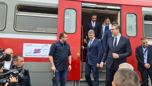 RAZGOVOR SA MAŠINOVOĐOM: Predsednik na Instagramu postavio snimak iz voza (VIDEO) RAZGOVOR SA MAŠINOVOĐOM: Predsednik na Instagramu postavio snimak iz voza (VIDEO)