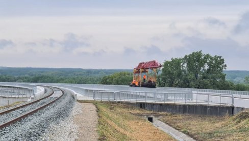 ХРВАТИ ПРУГУ ГРАДЕ ВИШЕ ОД 10 ГОДИНА: Србија пре рока завршила радова, а код комшија то траје много дуже ХРВАТИ ПРУГУ ГРАДЕ ВИШЕ ОД 10 ГОДИНА: Србија пре рока завршила радова, а код комшија то траје много дуже