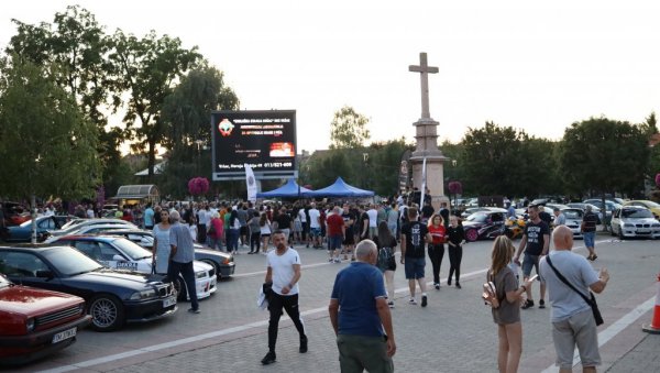 РЕВИЈА АУТОМОБИЛА У ВРШЦУ: На Градском тргу окупило се 130 учесника из Србије, Румуније и РС РЕВИЈА АУТОМОБИЛА У ВРШЦУ: На Градском тргу окупило се 130 учесника из Србије, Румуније и РС