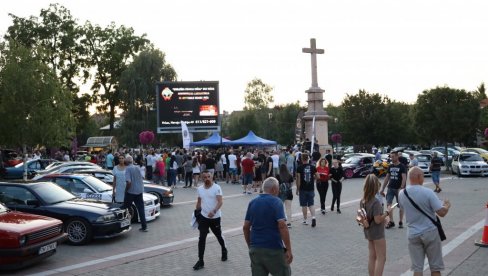 REVIJA AUTOMOBILA U VRŠCU: Na Gradskom trgu okupilo se 130 učesnika iz Srbije, Rumunije i RS REVIJA AUTOMOBILA U VRŠCU: Na Gradskom trgu okupilo se 130 učesnika iz Srbije, Rumunije i RS