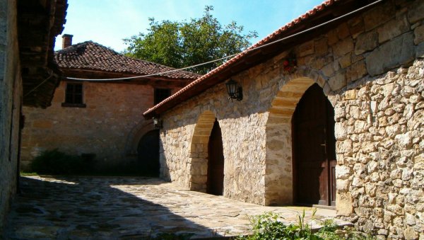 ДАН ВИНА И ЛЕПОГ РАСПОЛОЖЕЊА: Летњи фестивал на Рајачким пимницама ДАН ВИНА И ЛЕПОГ РАСПОЛОЖЕЊА: Летњи фестивал на Рајачким пимницама