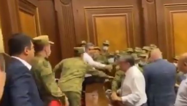 ЖЕСТОКА ТУЧА У ПАРЛАМЕНТУ: Пашињана прекинули усред говора, а онда су упали униформисани људи (ВИДЕО) ЖЕСТОКА ТУЧА У ПАРЛАМЕНТУ: Пашињана прекинули усред говора, а онда су упали униформисани људи (ВИДЕО)