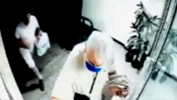 СНИМАК ДРСКЕ ПЉАЧКЕ РАЗБЕСНЕО СРБИЈУ: Пришао старцу са леђа и отео му торбу, ако га препознате јавите полицији (ВИДЕО) СНИМАК ДРСКЕ ПЉАЧКЕ РАЗБЕСНЕО СРБИЈУ: Пришао старцу са леђа и отео му торбу, ако га препознате јавите полицији (ВИДЕО)