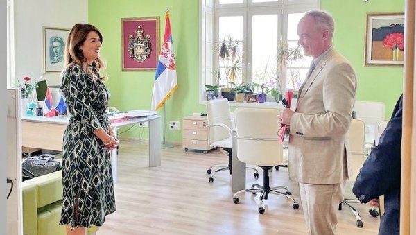 КАБИНЕТ СЕЋАЊА: Татјана Матић угостила шведског амбасадора у просторији у којој је почео дипломатску каријеру КАБИНЕТ СЕЋАЊА: Татјана Матић угостила шведског амбасадора у просторији у којој је почео дипломатску каријеру