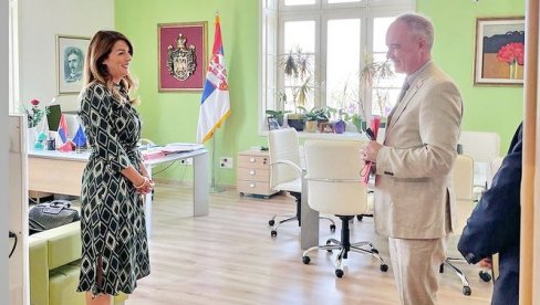 КАБИНЕТ СЕЋАЊА: Татјана Матић угостила шведског амбасадора у просторији у којој је почео дипломатску каријеру КАБИНЕТ СЕЋАЊА: Татјана Матић угостила шведског амбасадора у просторији у којој је почео дипломатску каријеру