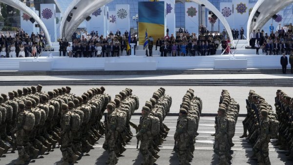 УКРАЈИНСКИ НОВИНАР РАЗОЧАРАН: На паради све совјетски авиони - то је издаја (ФОТО) УКРАЈИНСКИ НОВИНАР РАЗОЧАРАН: На паради све совјетски авиони - то је издаја (ФОТО)