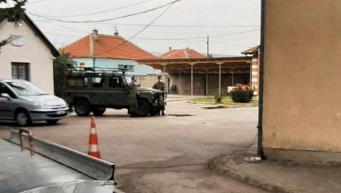 OKLOPNA VOZILA PONOVO U SRPSKIM SREDINAMA: Nastavljaju se šiptarske provokacije, tzv. kosovska vojska pod oružjem deli maske OKLOPNA VOZILA PONOVO U SRPSKIM SREDINAMA: Nastavljaju se šiptarske provokacije, tzv. kosovska vojska pod oružjem deli maske