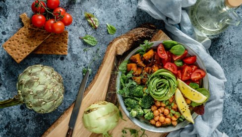 JELOVNIK NA BAZI VOĆA I POVRĆA: Uz vegansku trpezu pobedite vrućinu JELOVNIK NA BAZI VOĆA I POVRĆA: Uz vegansku trpezu pobedite vrućinu