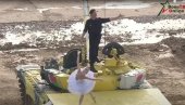 ПРЕЛЕПА СЦЕНА ИЗ РУСИЈЕ: Лабудово језеро на руском тенку са белоруском заставом (ВИДЕО) ПРЕЛЕПА СЦЕНА ИЗ РУСИЈЕ: Лабудово језеро на руском тенку са белоруском заставом (ВИДЕО)