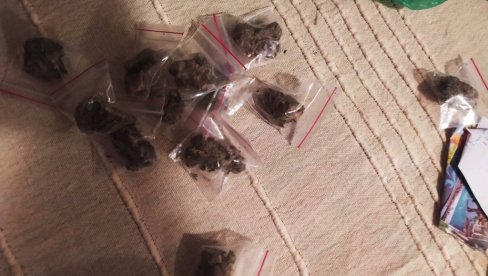 UHAPŠEN MUŠKARAC U BEOGRADU: U stanu na Zvezdari pronađeni droga, oružje i bomba (FOTO) UHAPŠEN MUŠKARAC U BEOGRADU: U stanu na Zvezdari pronađeni droga, oružje i bomba (FOTO)
