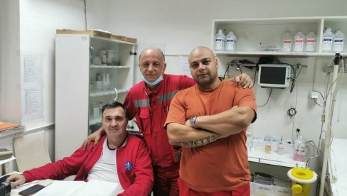 ПОРОДИЛА СЕ НА НОСИЛИМА ХИТНЕ ПОМОЋИ: Трудница родила мушко дете у дворишту своје куће ПОРОДИЛА СЕ НА НОСИЛИМА ХИТНЕ ПОМОЋИ: Трудница родила мушко дете у дворишту своје куће