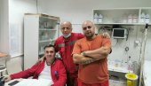 PORODILA SE NA NOSILIMA HITNE POMOĆI: Trudnica rodila muško dete u dvorištu svoje kuće PORODILA SE NA NOSILIMA HITNE POMOĆI: Trudnica rodila muško dete u dvorištu svoje kuće