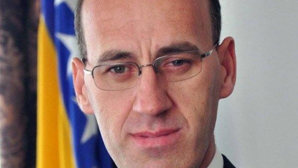 ПЉУЈЕ СРПСКУ КОЈА ГА ХРАНИ: Рамиз Салкић изазвао оштре реакције писмом које је упутио Кристијану Шмиту ПЉУЈЕ СРПСКУ КОЈА ГА ХРАНИ: Рамиз Салкић изазвао оштре реакције писмом које је упутио Кристијану Шмиту
