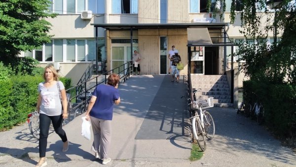 ДУПЛО ВИШЕ НОВОИНФИЦИРАНИХ КОРОНОМ: Последња бројка ковид-амбуланте у Параћину је 36 у једном дану ДУПЛО ВИШЕ НОВОИНФИЦИРАНИХ КОРОНОМ: Последња бројка ковид-амбуланте у Параћину је 36 у једном дану