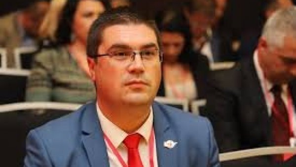СУНЧЕВУ СНАГУ ЋЕ ЦРПИТИ СА ВОДЕ: Необичан пројекат Електропривреде на Сланом језеру код Никшића СУНЧЕВУ СНАГУ ЋЕ ЦРПИТИ СА ВОДЕ: Необичан пројекат Електропривреде на Сланом језеру код Никшића