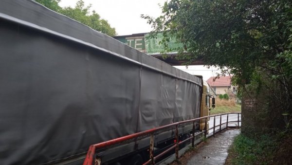 НАДВОЖЊАК НИЗАК ЗА ШЛЕПЕРЕ: Проблем за теретна возила на Старом Железничком прелазу у Сурчину НАДВОЖЊАК НИЗАК ЗА ШЛЕПЕРЕ: Проблем за теретна возила на Старом Железничком прелазу у Сурчину